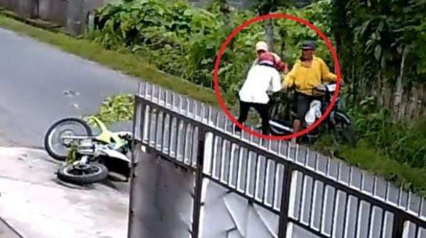 Viral Pemotor Trail Jatuh Nabrak Bapak-bapak Naik Motor, Sikapnya Tuai Pujian Selangit Viral Pemotor Trail Jatuh Nabrak Bapak-bapak Naik Motor, Sikapnya Tuai Pujian Selangit