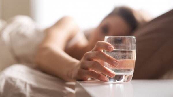 Rutin Minum Air Putih di Pagi Hari? Dapatkan Manfaat Ini