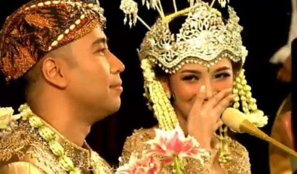 Detik-Detik Vidi Aldiano Menikah, Sheila Dara Manglingi Pakai Siger Sunda Detik-Detik Vidi Aldiano Menikah, Sheila Dara Manglingi Pakai Siger Sunda