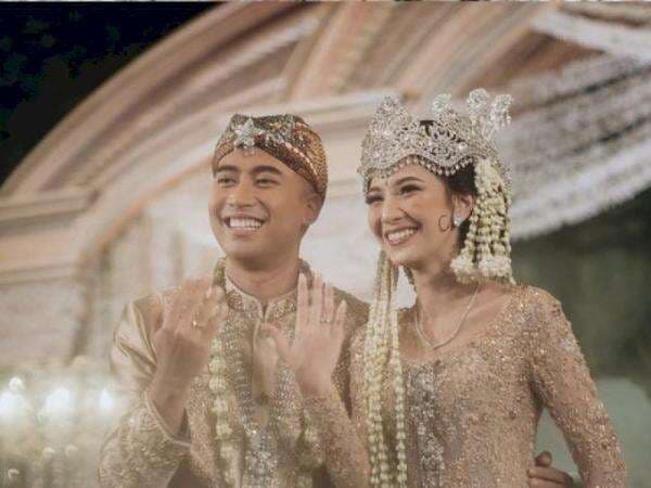 Resmi Jadi Suami Sheila Dara, Vidi Aldiano Dapat Gelar Kehormatan Sutan Sari Alam Resmi Jadi Suami Sheila Dara, Vidi Aldiano Dapat Gelar Kehormatan Sutan Sari Alam