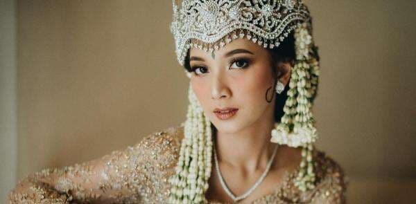 Dipoles Cantik Oleh Marlene Hariman, Inilah Makeup Look Wedding Sheila Dara yang Flawless! Dipoles Cantik Oleh Marlene Hariman, Inilah Makeup Look Wedding Sheila Dara yang Flawless!