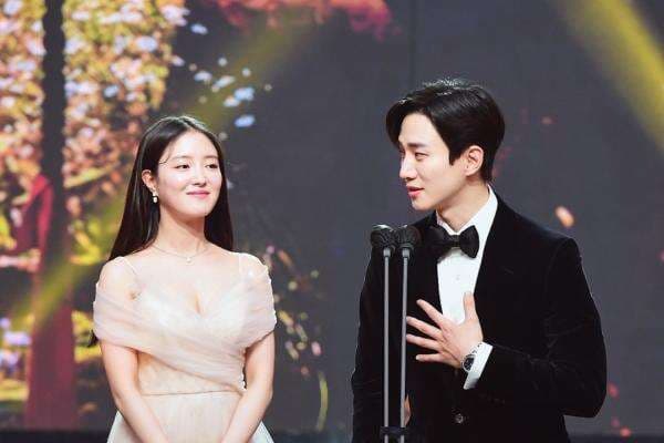 Berpasangan di ‘The Red Sleeve’, Lee Se-Young Sebut Junho 2PM Partner Terhebat Berpasangan di ‘The Red Sleeve’, Lee Se-Young Sebut Junho 2PM Partner Terhebat