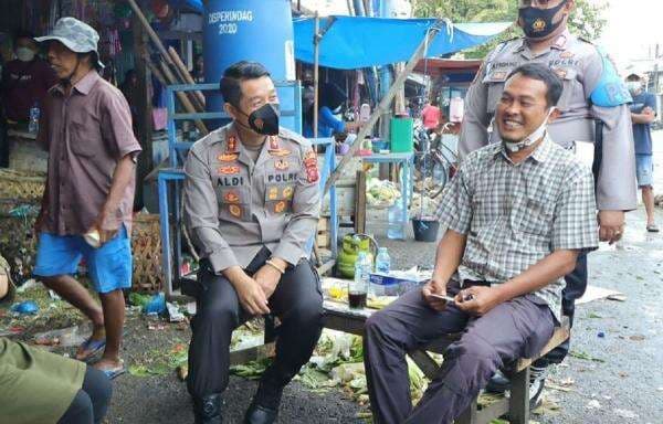Tingkatkan Pelayanan, Kapolres Karawang Blusukan ke Pasar Tingkatkan Pelayanan, Kapolres Karawang Blusukan ke Pasar