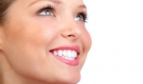 Lima Cara Alami Memutihkan Gigi di Rumah