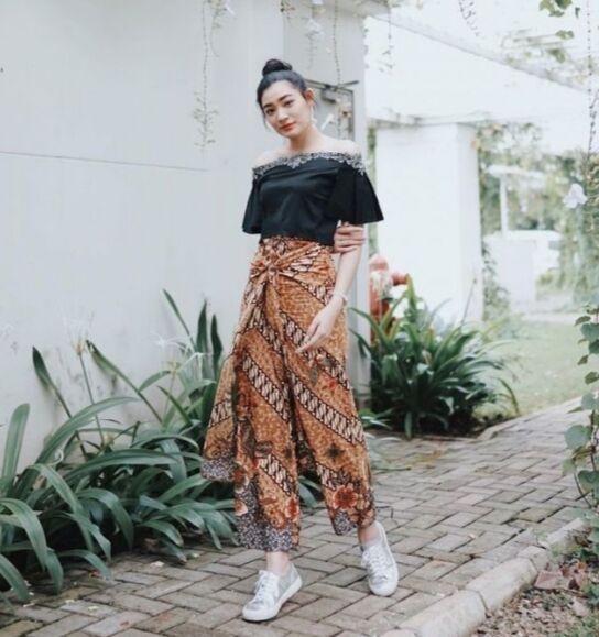 7 Inspirasi Outfit Batik Wanita untuk Style Kekinian dan Modis!