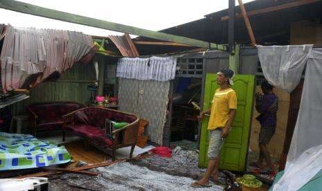 In Picture: Angin Puting Beliung Rusak Empat Rumah Warga di Makassar