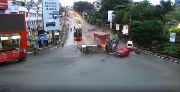 Detik-Detik Takbrakan Beruntun Truk Tronton di Balikpapan, 5 Tewas