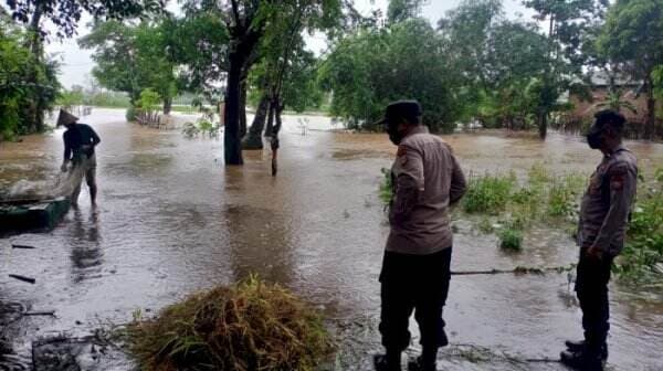 Air Mulai Masuk Pemukiman, Jajaran Polres Takalar Patroli Daerah Rawan Banjir
