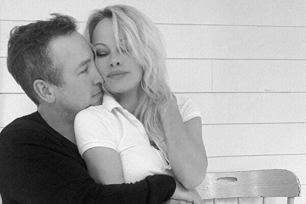 Setahun Menikah, Pamela Anderson Gugat Cerai Suami Kelima