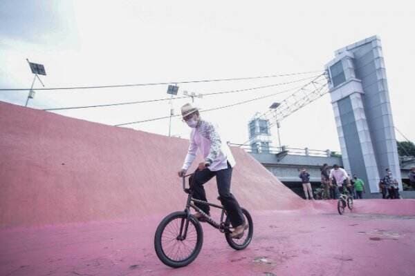 Ridwan Kamil Jajal Track BMX Taman Brantas yang Didesainnya
