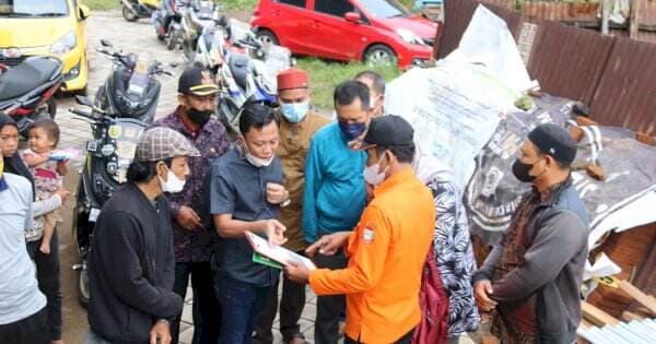 Alamsyah Sahabuddin Salurkan Bantuan BPBD Makassar ke Korban Angin Puting Beliung