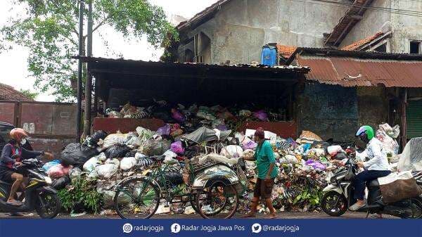 TPST Piyungan Tutup Lagi, Sampah di Depo Menumpuk TPST Piyungan Tutup Lagi, Sampah di Depo Menumpuk