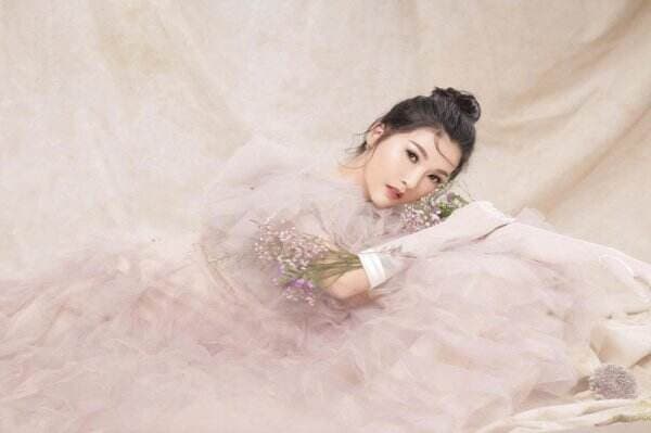 Pesona Sarwendah dalam Balutan Long Dress Pink, Netizen: Ibu Peri