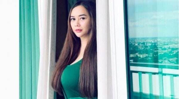 Potret Aura Kasih Tampil Menggoda Pakai Dress Ketat, Netizen: Makin Meresahkan