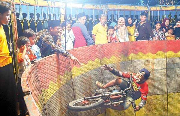 Aksi Joki Bikin Penonton Kesetanan dalam Tong Edan Aksi Joki Bikin Penonton Kesetanan dalam Tong Edan