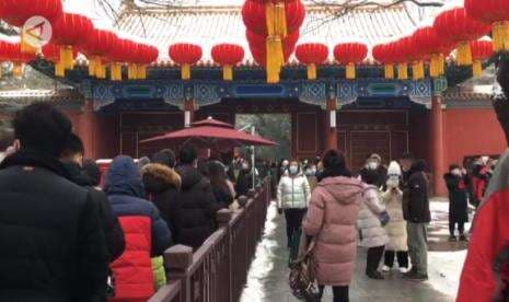 Warga Cina Rela Antri Melipir ke Atas Gunung Demi Lihat Kota Terlarang Dikepung Hujan Salju