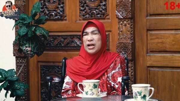 Sebut Bantuan dari Megawati dan Jokowi Belum Cukup, Dorce Gamalama: Saya Belum Bisa Jalan