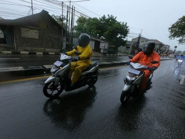 Tips Berkendara Motor Saat Musim Hujan, Simak Biar Aman!