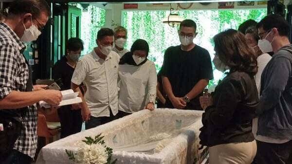 Jenazah Anak Nurul Arifin Akan Dimakamkan di San Diego Hills