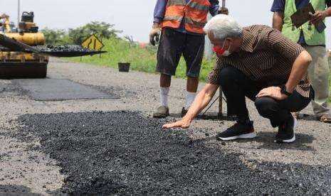 Ganjar Minta Pengelola Perbaiki Jalan Tol Rusak di Jateng