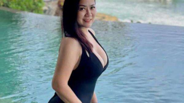 Unjuk Keseksian di Kolam Renang, Tante Ernie Bikin Netizen Sampai Bilang Nggak Kuat Unjuk Keseksian di Kolam Renang, Tante Ernie Bikin Netizen Sampai Bilang Nggak Kuat