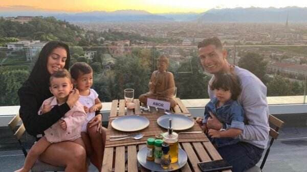 Ajak Keluarga Liburan ke Dubai, Cristiano Ronaldo Abadikan Momen Indah