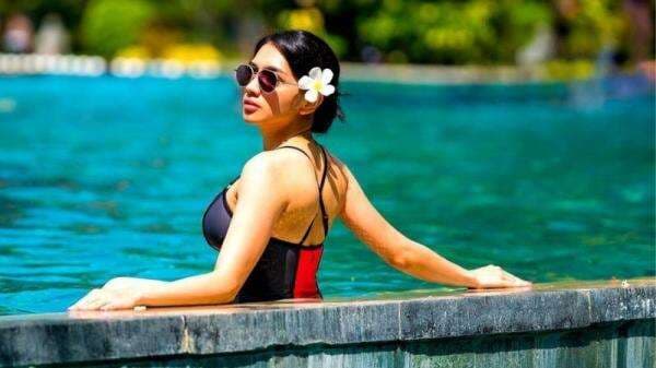 5 Outfit ke Pantai ala Angel Karamoy, Seksinya Bikin Mata Pria Susah Kedip! 5 Outfit ke Pantai ala Angel Karamoy, Seksinya Bikin Mata Pria Susah Kedip!