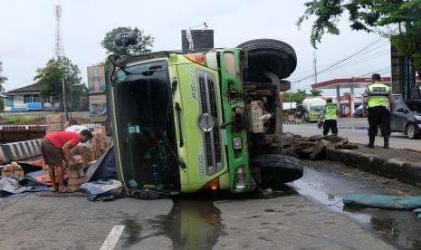 Sopir Mengantuk, Truk Terjungkal di Tol Tangerang-Merak