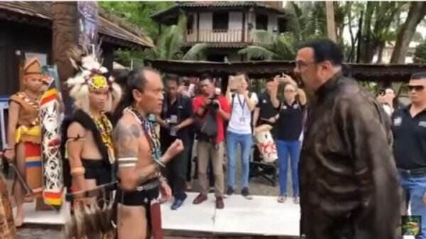 Viral Video Steven Seagal Cium Mandau Suku Dayak, Ternyata Bukan di Indonesia