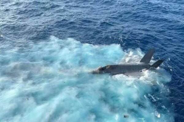 Viral Foto Jet Tempur Siluman F-35 AS Jatuh di Laut, Ini Penampakannya