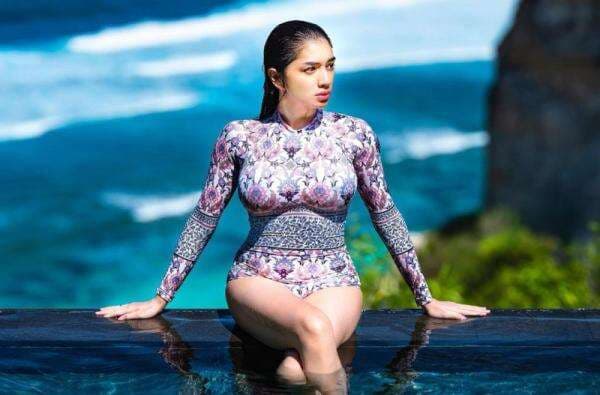 3 Gaya Foto Kekinian ala Angel Karamoy, Artis Seksi Duta Anti-Narkoba Dalam Balutan Swimsuit Ketat 3 Gaya Foto Kekinian ala Angel Karamoy, Artis Seksi Duta Anti-Narkoba Dalam Balutan Swimsuit Ketat