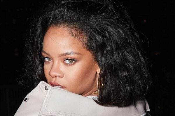Rihanna Hamil Anak Pertama, Pamer <i>Baby Bump</i> Bersama A$AP Rocky