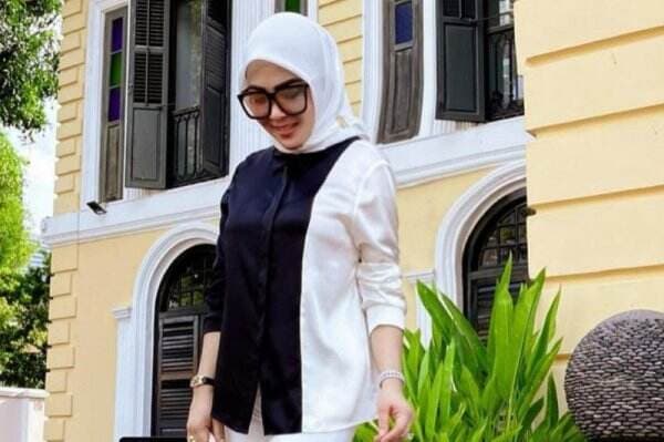 Syahrini Tampil Stylish dengan Outfit Monokrom, Pakai Heels yang Bikin Netizen Silau