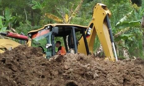 Jalan Kabupaten di Sukabumi Tertutup Material Tertutup Longsor