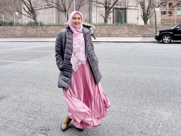 Inspirasi Outfit Syar&#039;i Ala Oki Setiana Dewi saat Traveling ke Luar Negeri