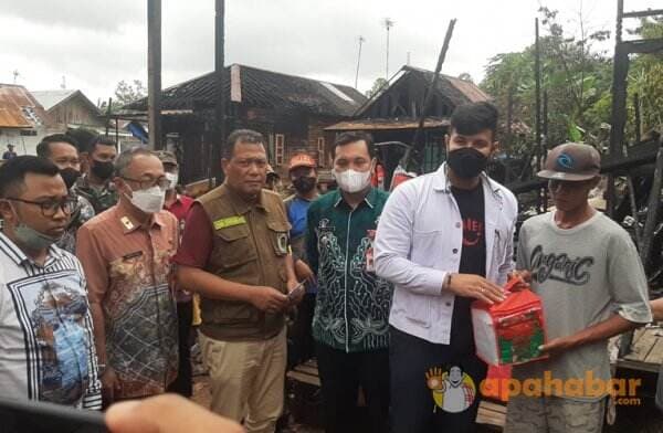 Wali Kota Ditemani Ammar Zoni Serahkan Bantuan, Korban Kebakaran di Cempaka Banjarbaru Terhibur