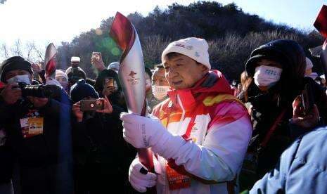 Aktor Jackie Chan Bawa Obor Api Olimpiade Musim Dingin Beijing