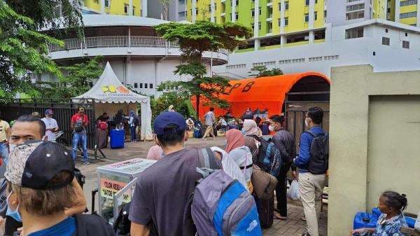 Pasien Karantina Covid-19 Datangi Rusun Pasar Rumput, Antrian Panjang Mengular Pasien Karantina Covid-19 Datangi Rusun Pasar Rumput, Antrian Panjang Mengular