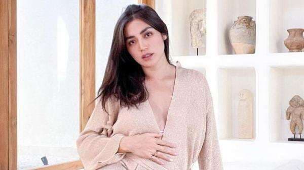 Jessica Iskandar Pakai Jumpsuit Seksi Makin Menawan, Netizen: Bumil Tercantik 2022 Jessica Iskandar Pakai Jumpsuit Seksi Makin Menawan, Netizen: Bumil Tercantik 2022