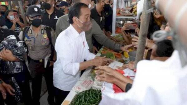 Di Hari Terakhir Kunjungannya ke Sumut, Jokowi Bagi-bagi Amplop Rp1,2 Juta dan Kaos