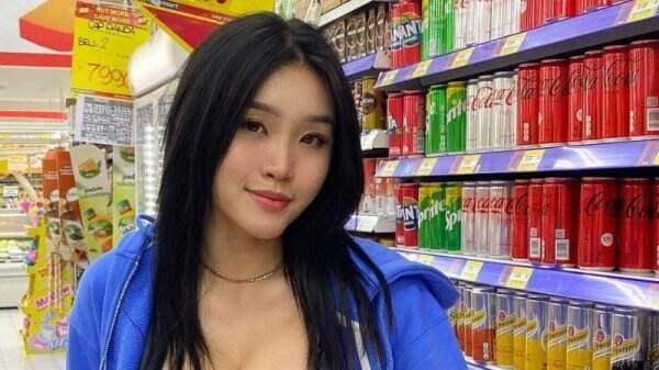 Gaya Anastasya Khosasih Pakai Bra Top di Supermarket Bikin Jantung Netizen Jedak-Jeduk