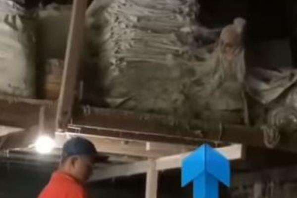 Terlihat Jelas, Penampakan Kepala Pocong di Tempat Penggilingan Padi Bikin Merinding Terlihat Jelas, Penampakan Kepala Pocong di Tempat Penggilingan Padi Bikin Merinding