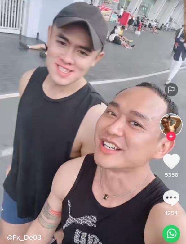 Viral, Pasangan Gay Kini Tak Malu Lagi Umbar Kemesraan di Media Sosial Viral, Pasangan Gay Kini Tak Malu Lagi Umbar Kemesraan di Media Sosial