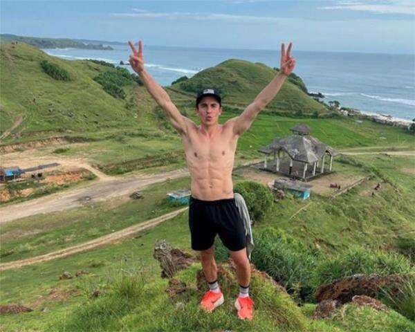 Marquez Pamer Perut Kotak-kotak di Mandalika, Netizen: Mau Peluk Ayang dari Belakang! Marquez Pamer Perut Kotak-kotak di Mandalika, Netizen: Mau Peluk Ayang dari Belakang!