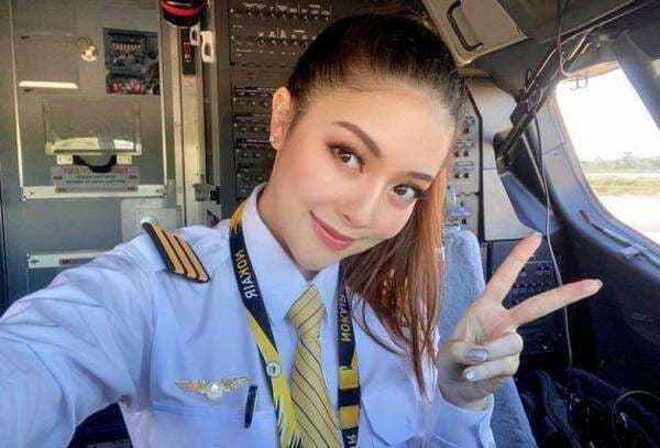 Alamak, Cantiknya Pilot April Evelyn Bikin Netizen Ingin Terbang Terus Alamak, Cantiknya Pilot April Evelyn Bikin Netizen Ingin Terbang Terus