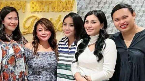 Baju Gombrong Nagita Slavina Mirip Kue Lapis Disorot, Netizen: Harganya Bikin Pingsan! Baju Gombrong Nagita Slavina Mirip Kue Lapis Disorot, Netizen: Harganya Bikin Pingsan!