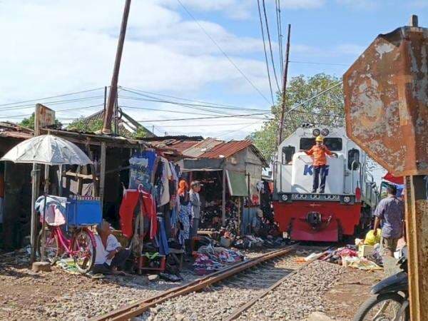 Enggak Takut Mati, Pedagang Loak Nekat Jualan di Rel Kereta Api! Enggak Takut Mati, Pedagang Loak Nekat Jualan di Rel Kereta Api!