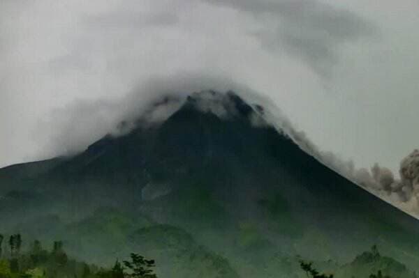 Gunung Merapi Keluarkan Awan Panas Sejauh 2.700 Meter, Masyarakat Diimbau Waspada