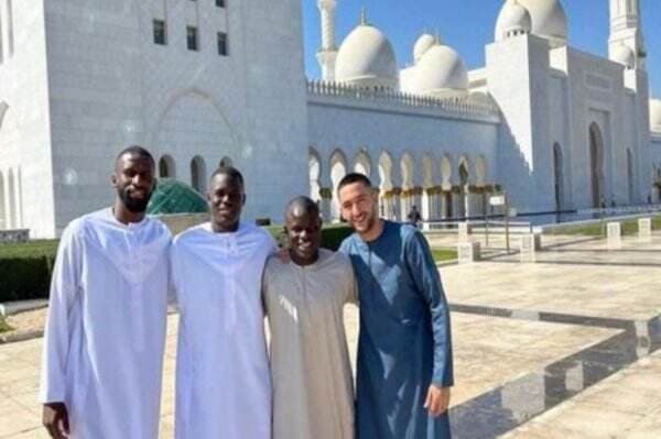 Masya Allah, Potret 4 Pemain Muslim Chelsea Usai Salat Jumat Bikin Teduh