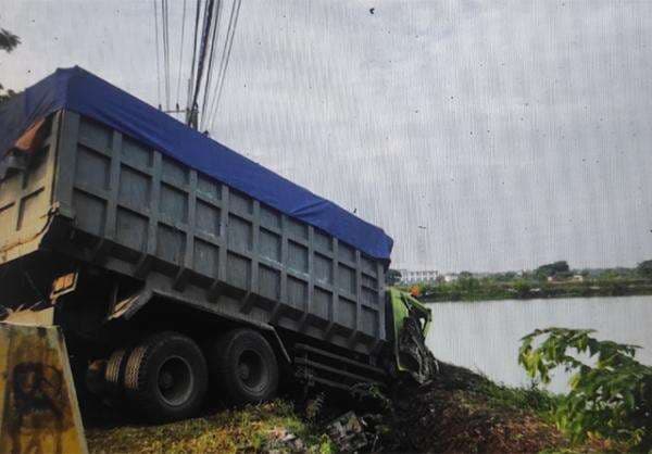 Pedagang Ayam Potong Keliling Tewas Ditabrak Dump Truck Pedagang Ayam Potong Keliling Tewas Ditabrak Dump Truck
